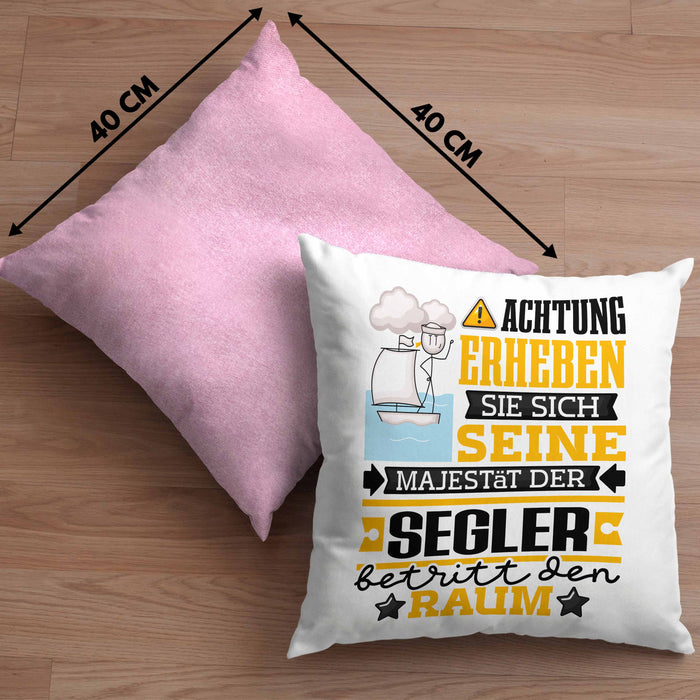 Segler Geschenk Kissen mit Füllung 40x40 Lustiger Spruch Erheben Sie Sich Der Segler Betritt den Raum (Grau) Rosa Trendation
