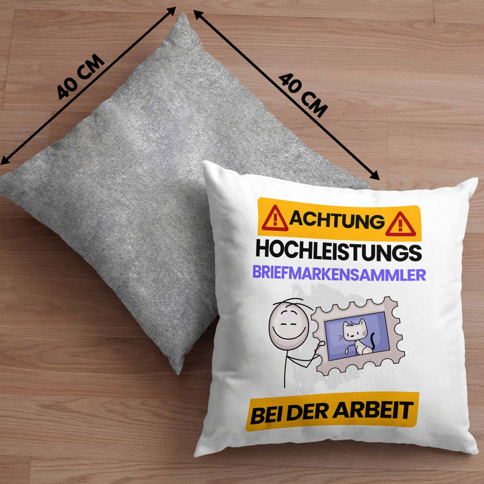 Briefmarkensammler Kissen mit Füllung 40x40 Geschenk Lustiger Spruch Geschenkidee für Briefmarkensammler Achtung Hochleistungs Briefmarkensammler Bei Der Arbeit (Grau) Grau Trendation