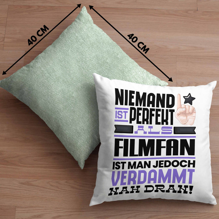 Filmfan Geschenk Kissen mit Füllung 40x40 Lustige Geschenkidee für Filmfan Geburtstag Niemand Ist Perfekt Aber Als Filmfan Ist Man Nah Dran (Grau) Grün Trendation