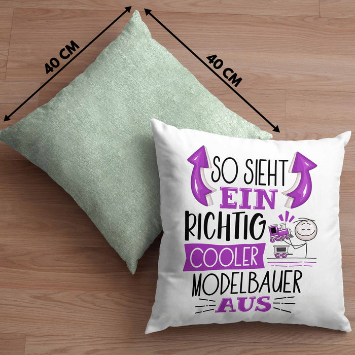 Modelbauer Kissen mit Füllung 40x40 So Sieht Ein Richtig Cooler Modelbauer Aus Geschenk Lustiger Spruch Geschenkidee (Grau) Grün Trendation