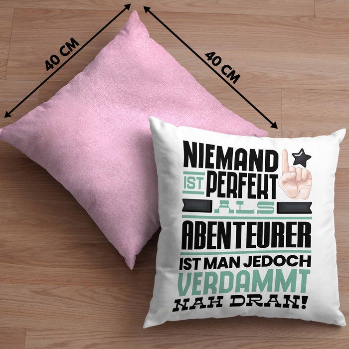 Abenteurer Geschenk Kissen mit Füllung 40x40 Lustige Geschenkidee für Abenteurer Geburtstag Niemand Ist Perfekt Aber Als Abenteurer Ist Man Nah Dran (Grau) Rosa Trendation