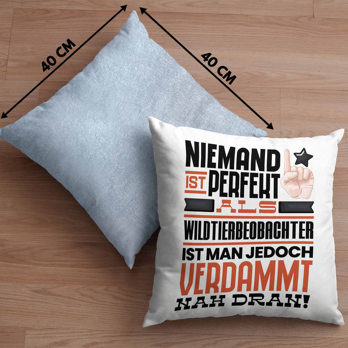 Wildtierbeobachter Geschenk Kissen mit Füllung 40x40 Lustige Geschenkidee für Wildtierbeobachter Geburtstag Niemand Ist Perfekt Aber Als Wildtierbeobachter Ist Man Nah Dran (Grau) Blau Trendation