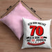 Kissen mit Füllung 40x40 70. Geburtstag Geschenkidee für Männer Frauen Spruch 70 Jahre 18 mit 52 Jahre Erfahrungen (Grau) Rosa Trendation