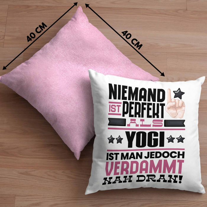 Yogi Geschenk Kissen mit Füllung 40x40 Lustige Geschenkidee für Yogi Geburtstag Niemand Ist Perfekt Aber Als Yogi Ist Man Nah Dran (Grau) Rosa Trendation