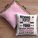 Yogi Geschenk Kissen mit Füllung 40x40 Lustige Geschenkidee für Yogi Geburtstag Niemand Ist Perfekt Aber Als Yogi Ist Man Nah Dran (Grau) Rosa Trendation