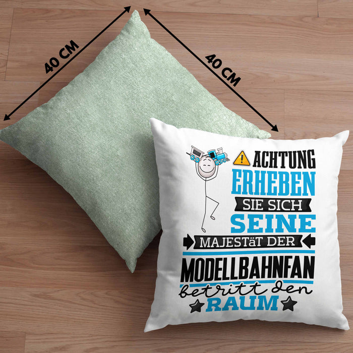 Modellbahnfan Geschenk Kissen mit Füllung 40x40 Lustiger Spruch Erheben Sie Sich Der Modellbahnfan Betritt den Raum (Grau) Grün Trendation