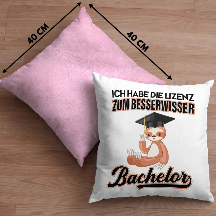 Bachelor Geschenk Abschluss Kissen mit Füllung 40x40 Spruch Master Abitur Abi Graduation Bestanden Prüfung Lizenz zum Besserwisser (Grau) Rosa Trendation