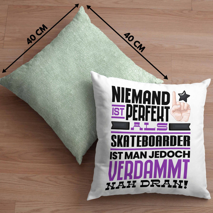 Skateboarder Geschenk Kissen mit Füllung 40x40 Lustige Geschenkidee für Skateboarder Geburtstag Niemand Ist Perfekt Aber Als Skateboarder Ist Man Nah Dran (Grau) Grün Trendation