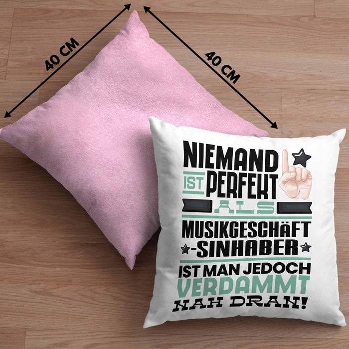 Musikgeschäftsinhaber Geschenk Kissen mit Füllung 40x40 Lustige Geschenkidee für Musikgeschäftsinhaber Geburtstag Niemand Ist Perfekt Aber Als Musikgeschäftsinhaber Ist Man Nah Dran (Grau) Rosa Trendation