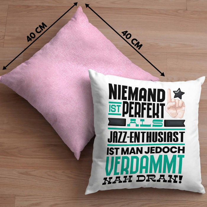 Jazz-Enthusiast Geschenk Kissen mit Füllung 40x40 Lustige Geschenkidee für Jazz-Enthusiast Geburtstag Niemand Ist Perfekt Aber Als Jazz-Enthusiast Ist Man Nah Dran (Grau) Rosa Trendation