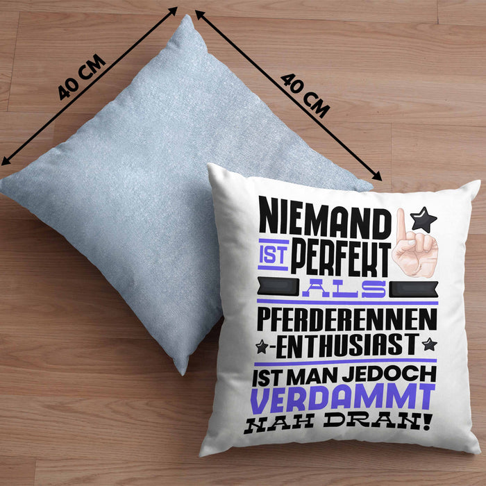 Pferderennen-Enthusiast Geschenk Kissen mit Füllung 40x40 Lustige Geschenkidee für Pferderennen-Enthusiast Geburtstag Niemand Ist Perfekt Aber Als Pferderennen-Enthusiast Ist Man Nah Dran (Grau) Blau Trendation