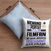 Filmfan Geschenk Kissen mit Füllung 40x40 Lustige Geschenkidee für Filmfan Geburtstag Niemand Ist Perfekt Aber Als Filmfan Ist Man Nah Dran (Grau) Blau Trendation
