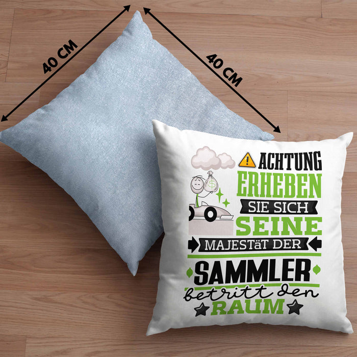 Sammler Geschenk Kissen mit Füllung 40x40 Lustiger Spruch Erheben Sie Sich Der Sammler Betritt den Raum (Grau) Blau Trendation