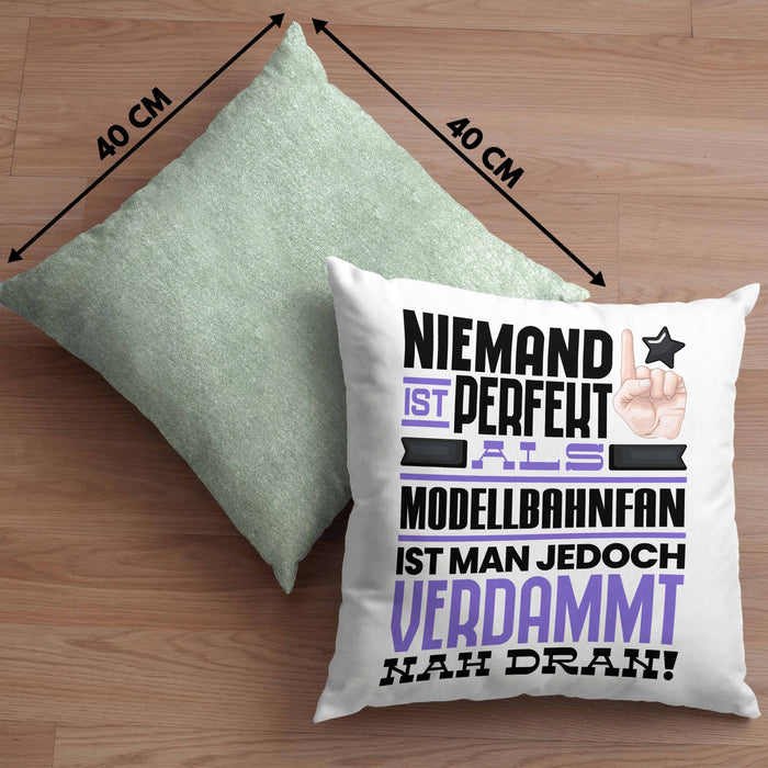Modellbahnfan Geschenk Kissen mit Füllung 40x40 Lustige Geschenkidee für Modellbahnfan Geburtstag Niemand Ist Perfekt Aber Als Modellbahnfan Ist Man Nah Dran (Grau) Grün Trendation