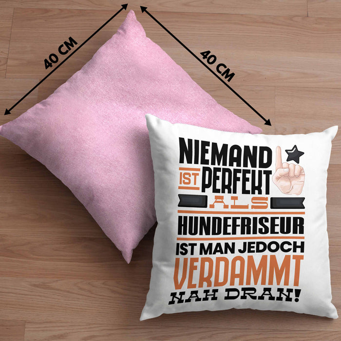 Hundefriseur Geschenk Kissen mit Füllung 40x40 Lustige Geschenkidee für Hundefriseur Geburtstag Niemand Ist Perfekt Aber Als Hundefriseur Ist Man Nah Dran (Grau) Rosa Trendation