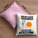 Abenteurreisender Kissen mit Füllung 40x40 Geschenk für Abenteurreisender Der Mann Der Alles Kann Geschenkidee zum Geburtstag (Grau) Rosa Trendation