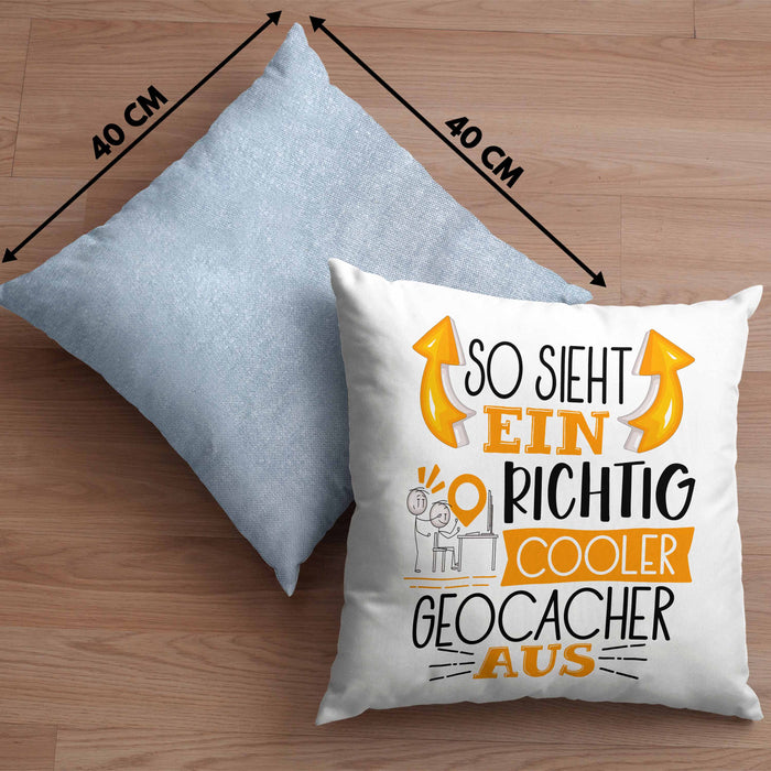 So Sieht Ein Richtig Cooler Geocacher Aus Geschenk Kissen mit Füllung 40x40 Lustiger Spruch Geschenkidee (Grau) Blau Trendation