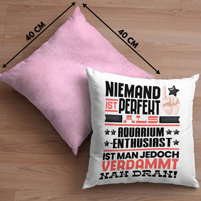 Aquarium-Enthusiast Geschenk Kissen mit Füllung 40x40 Lustige Geschenkidee für Aquarium-Enthusiast Geburtstag Niemand Ist Perfekt Aber Als Aquarium-Enthusiast Ist Man Nah Dran (Grau) Rosa Trendation