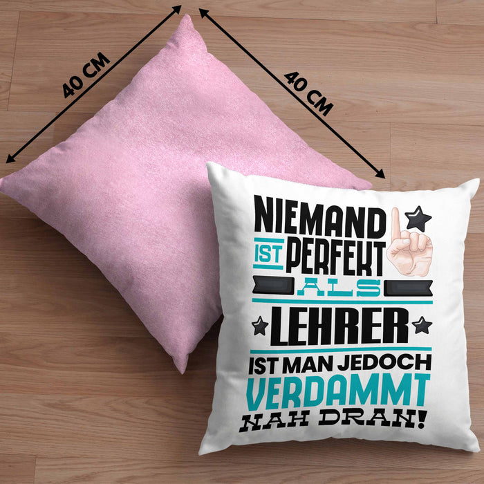 Lehrer Geschenk Kissen mit Füllung 40x40 Lustige Geschenkidee für Lehrer Geburtstag Niemand Ist Perfekt Aber Als Lehrer Ist Man Nah Dran (Grau) Rosa Trendation