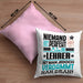 Lehrer Geschenk Kissen mit Füllung 40x40 Lustige Geschenkidee für Lehrer Geburtstag Niemand Ist Perfekt Aber Als Lehrer Ist Man Nah Dran (Grau) Rosa Trendation