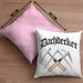 Dachdecker Geschenke Kissen mit Füllung 40x40 Lustig Mann Männer Zubehör Geschenkidee Dachdecker-Meister (Grau) Rosa Trendation