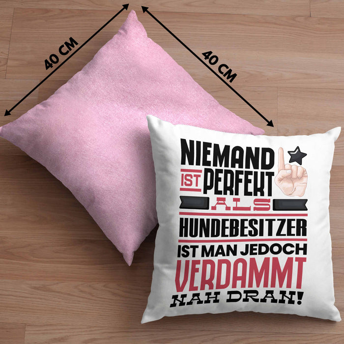 Hundebesitzer Geschenk Kissen mit Füllung 40x40 Lustige Geschenkidee für Hundebesitzer Geburtstag Niemand Ist Perfekt Aber Als Hundebesitzer Ist Man Nah Dran (Grau) Rosa Trendation