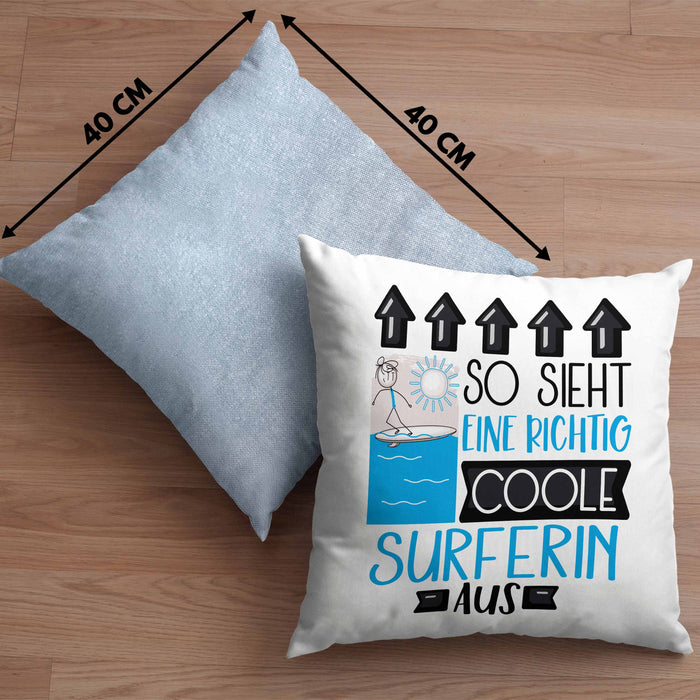 Surferin Geschenk Kissen mit Füllung 40x40 Lustig Geschenkidee für Surferin Geburtstag So Sieht Eine Richtig Coole Surferin Aus Frauen Spruch (Grau) Blau Trendation