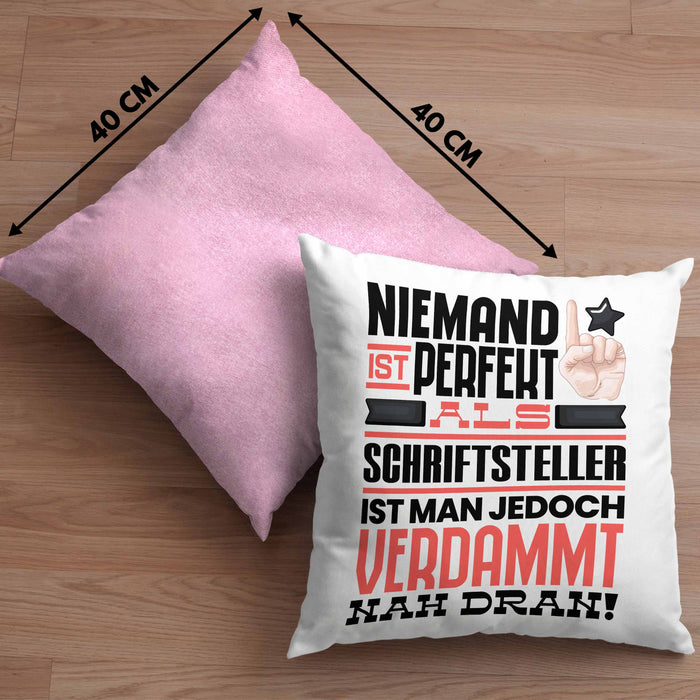 Schriftsteller Geschenk Kissen mit Füllung 40x40 Lustige Geschenkidee für Schriftsteller Geburtstag Niemand Ist Perfekt Aber Als Schriftsteller Ist Man Nah Dran (Grau) Rosa Trendation