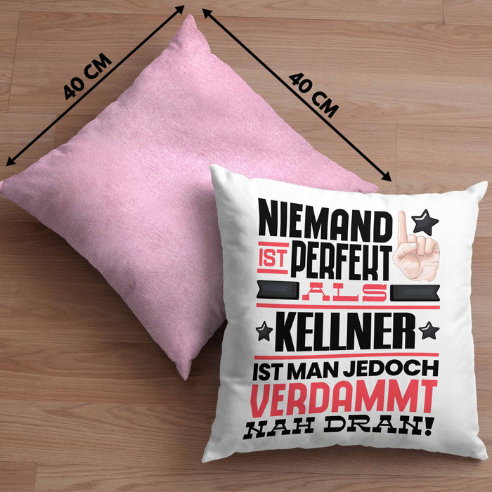 Kellner Geschenk Kissen mit Füllung 40x40 Lustige Geschenkidee für Kellner Geburtstag Niemand Ist Perfekt Aber Als Kellner Ist Man Nah Dran (Grau) Rosa Trendation