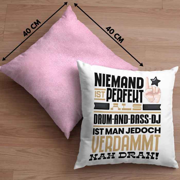 Drum-and-Bass-DJ Geschenk Kissen mit Füllung 40x40 Lustige Geschenkidee für Drum-and-Bass-DJ Geburtstag Niemand Ist Perfekt Aber Als Drum-and-Bass-DJ Ist Man Nah Dran (Grau) Rosa Trendation