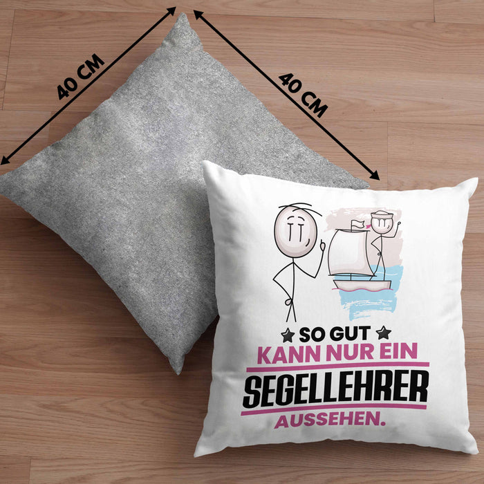 Segellehrer Geschenk Kissen mit Füllung 40x40 So Gut Kann Nur Ein Segellehrer Aussehen Geschenkidee (Grau) Grau Trendation
