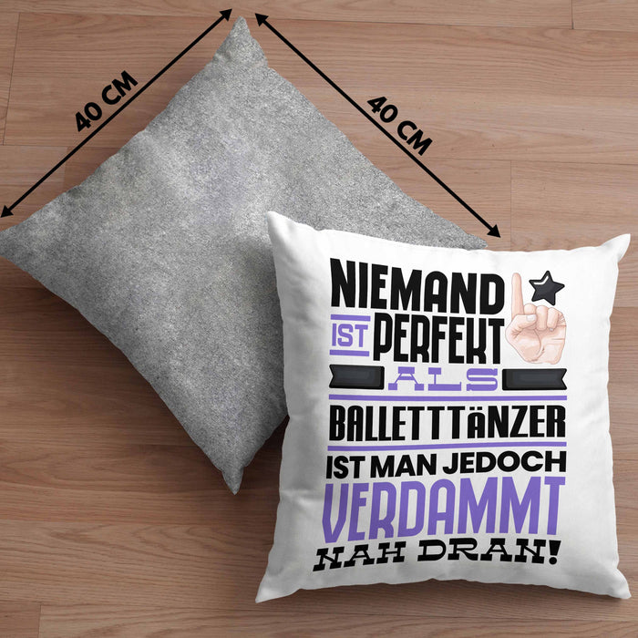 Balletttänzer Geschenk Kissen mit Füllung 40x40 Lustige Geschenkidee für Balletttänzer Geburtstag Niemand Ist Perfekt Aber Als Balletttänzer Ist Man Nah Dran (Grau) Grau Trendation