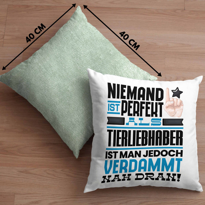 Tierwohlhaber Geschenk Kissen mit Füllung 40x40 Lustige Geschenkidee für Tierwohlhaber Geburtstag Niemand Ist Perfekt Aber Als Tierwohlhaber Ist Man Nah Dran (Grau) Grün Trendation