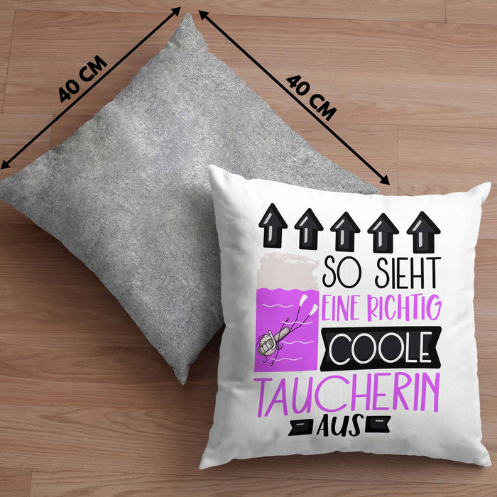 Taucherin Geschenk Kissen mit Füllung 40x40 Lustig Geschenkidee für Taucherin Geburtstag So Sieht Eine Richtig Coole Taucherin Aus Frauen Spruch (Grau) Grau Trendation