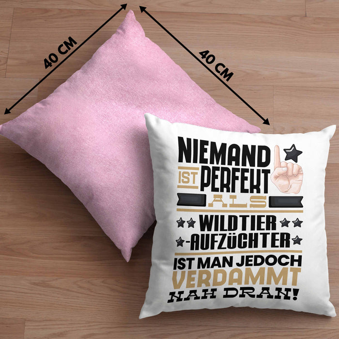Wildtieraufzüchter Geschenk Kissen mit Füllung 40x40 Lustige Geschenkidee für Wildtieraufzüchter Geburtstag Niemand Ist Perfekt Aber Als Wildtieraufzüchter Ist Man Nah Dran (Grau) Rosa Trendation