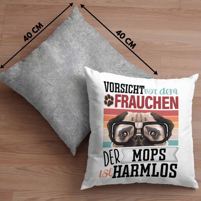 Mops Besitzerin Frauchen Kissen mit Füllung 40x40 Geschenk Lustiger Spruch Geschenkidee Vorsicht Vor Dem Frauchen (Grau) Grau Trendation