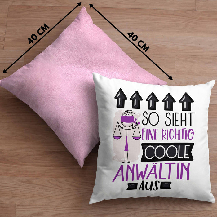 Anwältin Geschenk Kissen mit Füllung 40x40 Lustig Geschenkidee für Anwältin Geburtstag So Sieht Eine Richtig Coole Anwältin Aus Frauen Spruch (Grau) Rosa Trendation