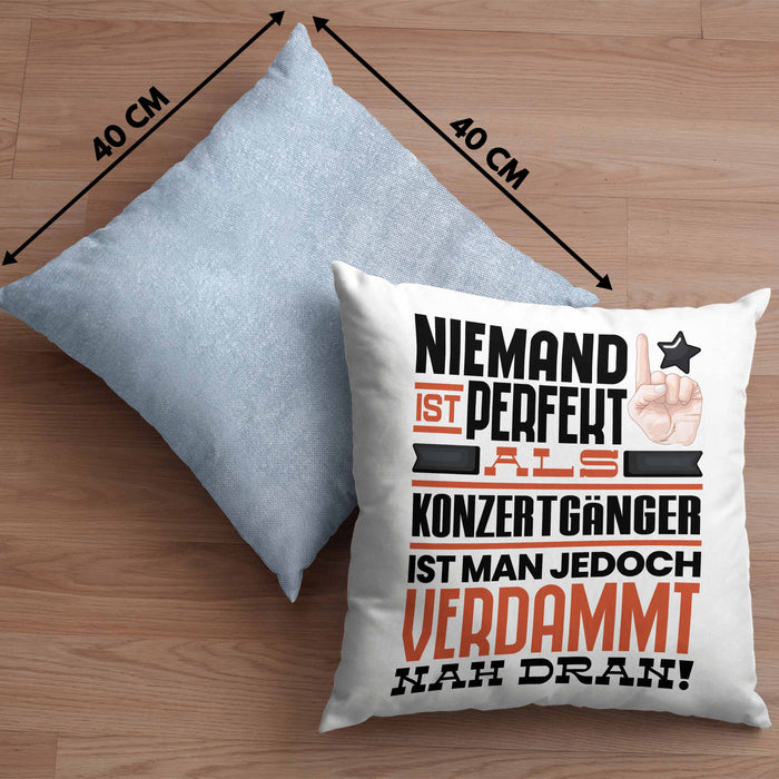 Konzertgänger Geschenk Kissen mit Füllung 40x40 Lustige Geschenkidee für Konzertgänger Geburtstag Niemand Ist Perfekt Aber Als Konzertgänger Ist Man Nah Dran (Grau) Blau Trendation