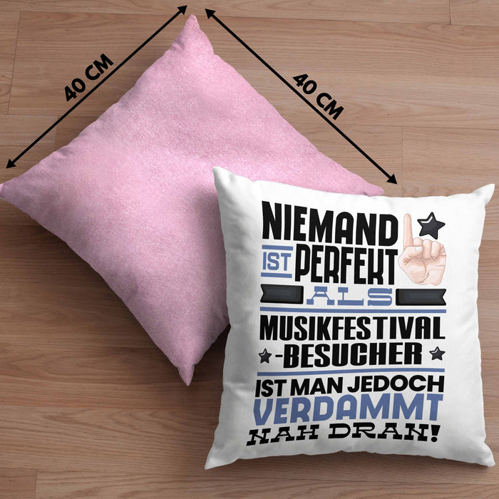 Musikfestival-Besucher Geschenk Kissen mit Füllung 40x40 Lustige Geschenkidee für Musikfestival-Besucher Geburtstag Niemand Ist Perfekt Aber Als Musikfestival-Besucher Ist Man Nah Dran (Grau) Rosa Trendation