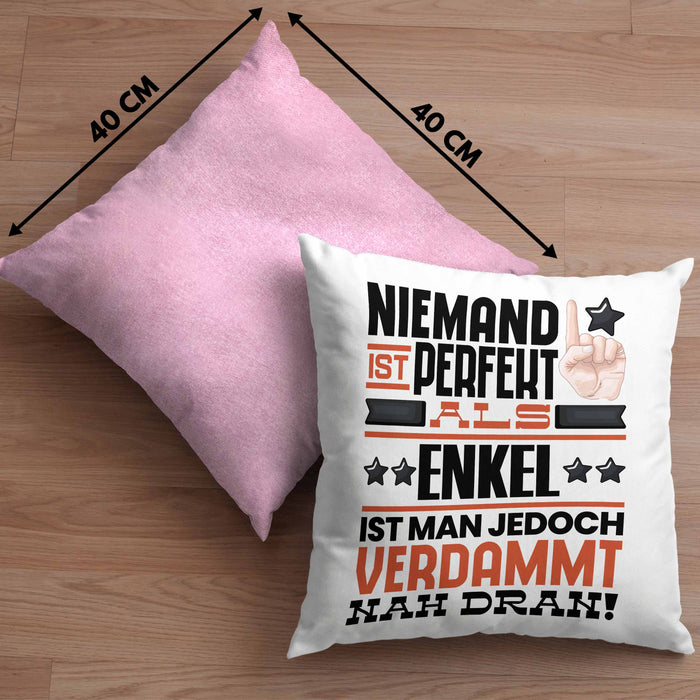 Enkel Geschenk Kissen mit Füllung 40x40 Lustige Geschenkidee für Enkel Geburtstag Niemand Ist Perfekt Aber Als Enkel Ist Man Nah Dran (Grau) Rosa Trendation