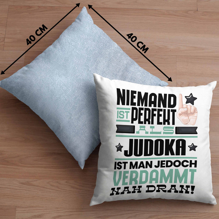 Judoka Geschenk Kissen mit Füllung 40x40 Lustige Geschenkidee für Judoka Geburtstag Niemand Ist Perfekt Aber Als Judoka Ist Man Nah Dran (Grau) Blau Trendation