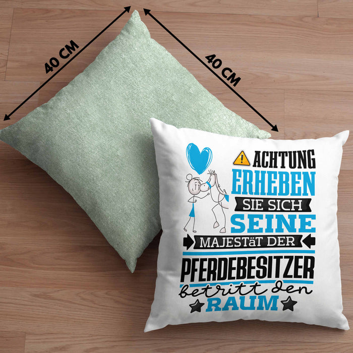 Pferdebesitzer Geschenk Kissen mit Füllung 40x40 Lustiger Spruch Erheben Sie Sich Der Pferdebesitzer Betritt den Raum (Grau) Grün Trendation