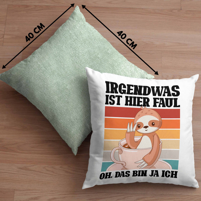 Lustige Kissen mit Füllung 40x40 Irgendwas Ist Hier Faul Geschenk Spruch Faultier Kollegein Kollege Geschenkidee Freundin Freund (Grau) Grün Trendation