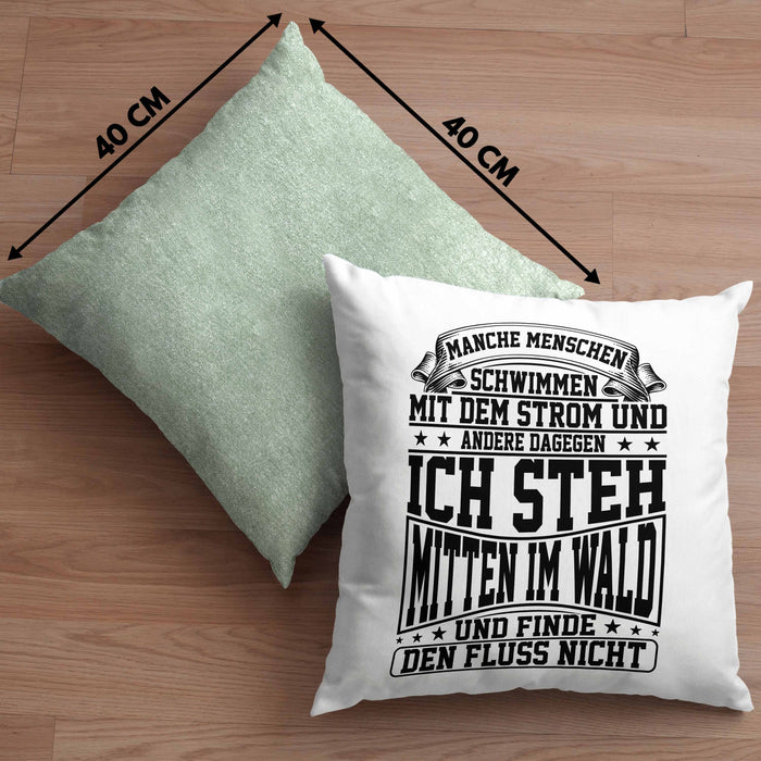Lustiger Spruch Kissen mit Füllung 40x40 Geschenk Manchen Menschen Schwimmen Mit Dem Strom Ich Steh Mittem Im Wald Und Finde Den Fluss Nicht (Grau) Grün Trendation