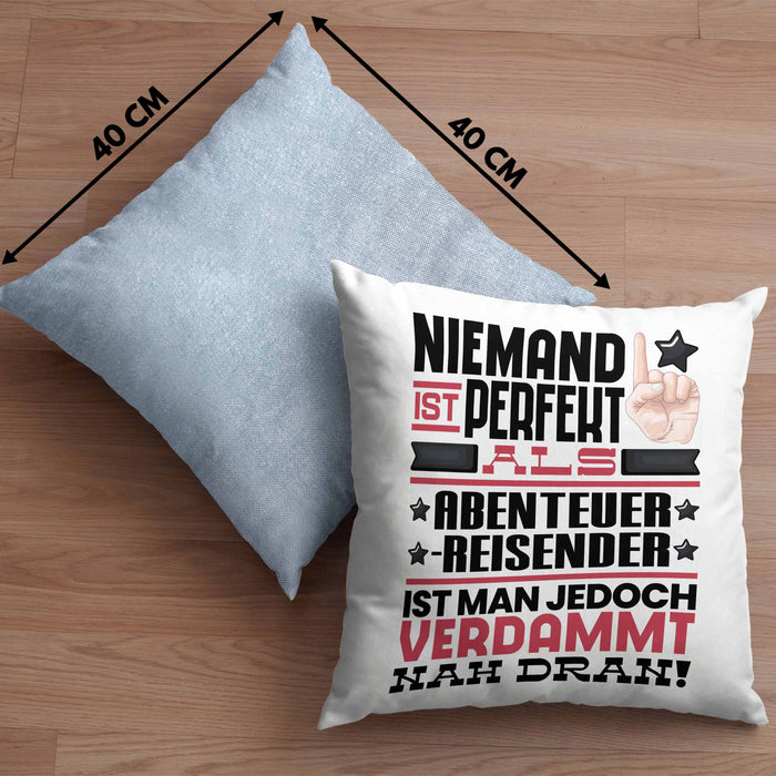 Abenteuerreisender Geschenk Kissen mit Füllung 40x40 Lustige Geschenkidee für Abenteuerreisender Geburtstag Niemand Ist Perfekt Aber Als Abenteuerreisender Ist Man Nah Dran (Grau) Blau Trendation