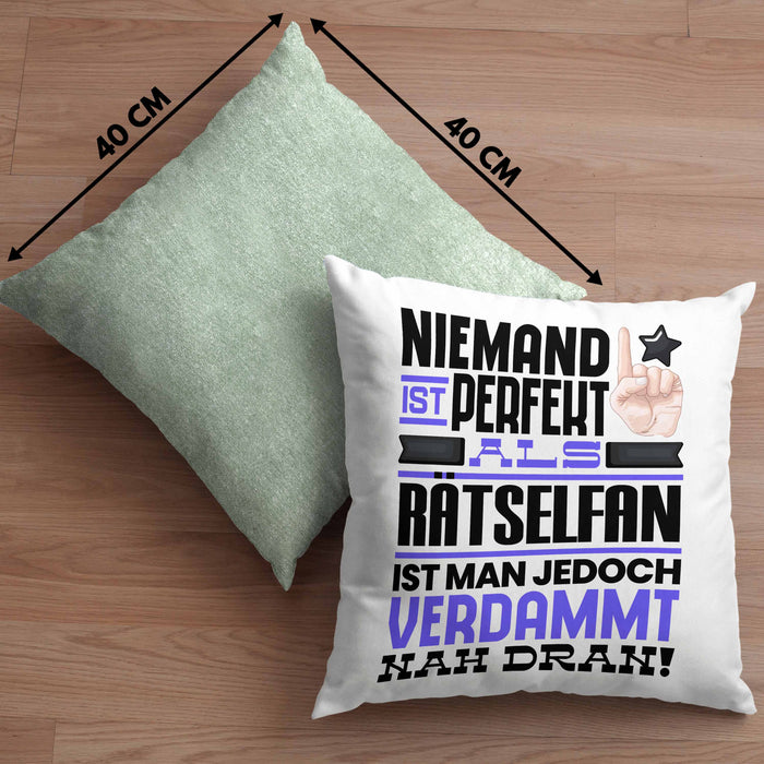 Rätselfan Geschenk Kissen mit Füllung 40x40 Lustige Geschenkidee für Rätselfan Geburtstag Niemand Ist Perfekt Aber Als Rätselfan Ist Man Nah Dran (Grau) Grün Trendation