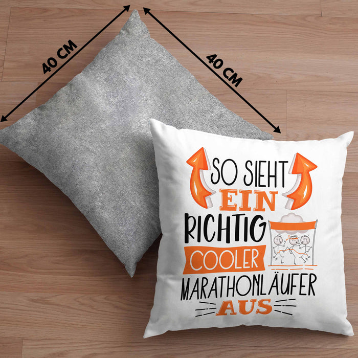 So Sieht Ein Richtig Cooler Marathonläufer Aus Geschenk Kissen mit Füllung 40x40 Lustiger Spruch Geschenkidee (Grau) Grau Trendation
