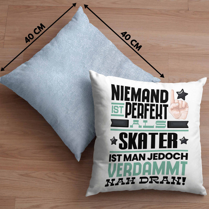 Skater Geschenk Kissen mit Füllung 40x40 Lustige Geschenkidee für Skater Geburtstag Niemand Ist Perfekt Aber Als Skater Ist Man Nah Dran (Grau) Blau Trendation