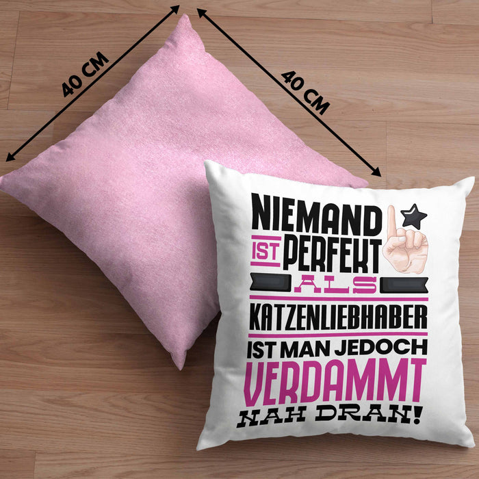Katzenliebhaber Geschenk Kissen mit Füllung 40x40 Lustige Geschenkidee für Katzenliebhaber Geburtstag Niemand Ist Perfekt Aber Als Katzenliebhaber Ist Man Nah Dran (Grau) Rosa Trendation
