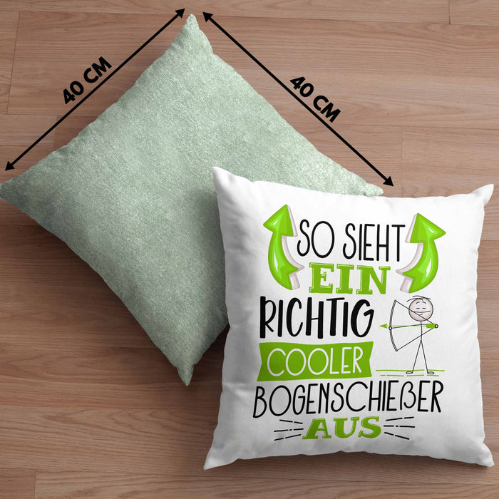 Bogenschießer Kissen mit Füllung 40x40 So Sieht Ein Richtig Cooler Bogenschießer Aus Geschenk Lustiger Spruch Geschenkidee (Grau) Grün Trendation